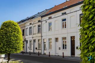 Centrally located terraced house with 2 bedrooms, perfect for first-time buyers or as an investment.On the ground floor, there is a living area...