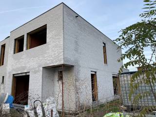 e koop: moderne gesloten woning in het centrum van Deerlijk, op korte afstand van openbaar vervoer en belangrijke invalswegen. 6% BTW mogelijk voor wie aan de voorwaarden voldoet. 
<p>Deze nieuwbouwwoning (bouwjaar 2025) combineert eigentijds wooncomfort met een gunstige ligging in de woonkern van Deerlijk. De woning beschikt over een praktische indeling met drie slaapkamers, een tuin en een garage. Dankzij de centrale locatie geniet u van vlotte verbindingen en alle voorzieningen binnen handbereik.</p>

<p>Belangrijkste ruimtes:<br />• Ruime living met veel lichtinval<br />• Moderne keuken met directe toegang tot de tuin<br />• Drie volwaardige slaapkamers<br />• Garage met extra bergruimte<br />• Praktische berging<br />• Zolder met extra mogelijkheden<br />• Tuin ideaal voor ontspanning</p>

<p>Troeven:<br />• Nieuwbouw (2025) – instapklaar en energiezuinig<br />• Centrale ligging nabij openbaar vervoer en invalswegen<br />• Inclusief tuin en garage<br />- 6% BTW mogelijk </p>

<p> </p>

<p>Neem vandaag nog contact op met uw ERA-makelaar voor een bezoek.</p>

<p>JOUW DROOMHUIS. ZO GEVONDEN!</p>