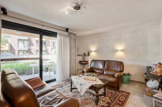 Instapklaar en vrij recent gelijkvloers appartement met o.a. 2 slaapkamers, terras, garagestaanplaats en kelderberging. Lift. Gemeenschappelijke kost = €178/maand, verwarming inbegrepen. ! Voor verdere info of afspraak bel 0473 33 33 35. Ontdek dit pand nu al via de interactieve grondplannen met foto's. Ga hiervoor naar www.wijns.be en klik op de detailpagina van dit pand.<br />