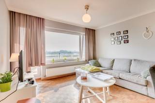 Tof en lichtrijk één slaapkamer appartement op de <strong>7e verdieping</strong> van Residentie Fabiola III. Deze residentie heeft een heel <strong>goede bereikbaarheid</strong> naar de E17, de Grote Markt van Sint-Niklaas en is gelegen vlakbij het Waasland Shopping Center. Het appartement heeft een inkomhal, een ingerichte keuken, een woonkamer, 1 slaapkamer, een badkamer (met douche & lavabo) en een aparte toilet. Er is ook een <strong>bijzonder rustig doorloopterras van 11m²</strong> grenzend aan de woonkamer, keuken en slaapkamer van waarop je een <strong>prachtig uitzicht</strong> hebt. Het appartement beschikt over <strong>centrale verwarming </strong>op aardgas en <strong>PVC ramen met dubbel glas</strong>. In het gebouw is ook een <strong> collectieve fietsenberging</strong> aanwezig. Het appartement heeft een bijzonder <strong>gunstig EPC</strong> van 130 kWh/m². <br /><br /><u>Huurprijs:</u><br />Appartement: € 790/maand<br />+ Gemeenschappelijke kosten: € 50/maand <br />+ Verwarming en waterverbruik: provisie van 75€/maand (met op het einde van het jaar een afrekening op basis van het effectieve verbruik)<br /><em>Individuele teller voor elektriciteit.</em><br /><br />Het appartement is<strong> onmiddellijk beschikbaar.</strong><br /><br /><strong>Een bezoek kan uitsluitend door een mail te sturen naar <u>cvg@claves.be </u></strong>