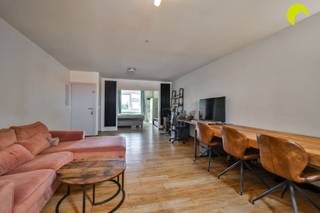 <p><span>Dit leuke appartement is ideaal gelegen te Hoboken, met openbaar vervoer, winkels en scholen vlakbij. </span></p><p><span>Er is ook een goede verbinding naar Antwerpen – Brussel – Gent via de Ring van Antwerpen (E19 – E17 – A12).</span></p><p><span>Het is perfect geschikt voor starters of als perfecte investering.</span></p><p><span> </span></p><p><span>We betreden het gebouw en nemen de trap naar de tweede verdieping.</span></p><p><span>We komen binnen via de lichtrijke living met aansluitend de geïnstalleerde, open keuken, dewelke uitgerust is met inbouwapparatuur en een praktisch keukenraam dat natuurlijk licht binnenbrengt. </span></p><p><span>De moderne lay-out biedt veel werkruimte en bergingscapaciteit.</span></p><p><span>De ruime slaapkamer biedt voldoende ruimte en de betegelde badkamer is voorzien van een douche, lavabo en toilet.</span></p><p><span>Grote ramen zorgen voor volop natuurlijk licht en een aangename uitstraling. </span></p><p><span> </span></p><p><span>Graag som ik voor u nog even de troeven op van dit gezellig appartement:</span></p><p><span> </span></p><ul><li><span>Appartement met veel lichtinval </span></li><li><span>mogelijkheid om een garagebox mee aan te kopen aan 25.000 euro</span></li><li><span>ideaal voor starters en/of als investering</span></li></ul><p><span> </span></p><p><span>EPC: 134 kWh/m² jaar- label B</span></p><p><span>P-score (perceelscore): A</span></p><p><span>G-score (gebouwscore):</span><span> A</span></p><p><span> </span></p><p><span>Voor een bezoek ter plaatse kan u ons contacteren op het nummer <span>03 449 42 41</span></span><span> of mail ons via hallo@habicom.be.</span></p><p><span>Benieuwd naar de waarde van jouw woning? Check het gratis op <span>www.watismijnhuiswaard.be</span></span></p><p><span> </span></p><p><span> </span></p>