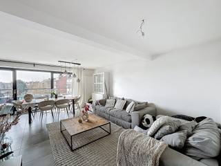 Plan uw afspraak in via www.living-stone.beVolledig nieuw appartement 80m² met 2 slaapkamers te ZellikTweede verdieping - geen lift aanwezig.Dit...