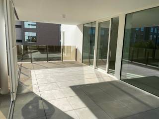 <strong>Luxueus recent (2022) appartement tegenover het park van Zaventem en op 5 min. van het treinstation.<br /></strong><br />Inkom, berging, WC, zeer ruime (53 m2) woonkamer met open volledig geïnstalleerde keuken (Siemens apparatuur), berging, ruim en zonnig terras van 30 m2.<br />2 slaapkamers (11 en 12 m2), badkamer met ligbad en douche, parkeerplaats (nr 8) en private kelder (nr 15).