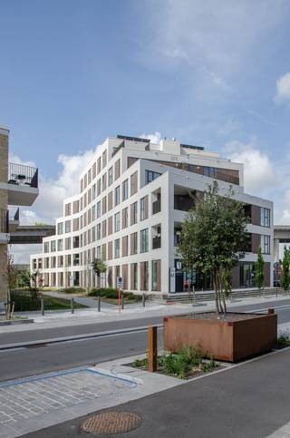 <p>Welkom in het project City Gate Machelen, een mixed woonproject voor zowel bewoning als investering. Met ons mooie aanbod aan kwalitatieve appartementen, geniet u van toegankelijke instapprijzen en een groot marktpotentieel in een toekomstbuurt aan de rand van Brussel. Dankzij de nabijheid van het openbaar vervoer en dichtbijgelegen stations is Machelen één van de toppers op vlak van bereikbaarheid voor pendelaars. En ook automobilisten die dagelijks richting Brussel trekken, zitten hier goed. Machelen heeft een vlotte ontsluiting richting de Brusselse Ring en wordt doorkruist door talrijke andere invalswegen. Steden zoals Brussel, Mechelen, Antwerpen, Vilvoorde en Leuven zijn zo vlot bereikbaar. City Gate omvat een uniek en divers aanbod, van betaalbare appartementen tot ruime penthouses. Deze appartementen zijn volledig instapklaar tegen de akte. In uw appartement geniet u van het nodige comfort, ook in de keuken en badkamer. City Gate zorgt zo voor een instapklare woonst waar u zich meteen thuis voelt. Komt u hier zelf wonen dan kan u onder bepaalde voorwaarden genieten van 6 % btw in plaats van 21 %. Ook investeerders vinden hier een gamma aan appartementen met onmiddellijk rendement! </p><p>Intereresse? Neem dan snel contact op voor een afspraak in onze modelappartementen. Het kantoor van Altro Brussel is gelegen in dit nieuwbouwproject.</p>