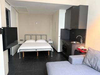 Ontdek dit charmante en karaktervolle huis gelegen in de Adriaan Brouwerstraat 29, in het hart van Antwerpen. Achter de authentieke gevel bevindt zich een veelzijdige woning verdeeld over drie verdiepingen, met op het gelijkvloers een studio en op de bovenliggende verdiepingen een ruime duplex. Hoge plafonds, grote raampartijen en authentieke houten balken zorgen voor veel karakter en een aangename lichtinval.<br /><br />GA NAAR WWW.DEBOERENPARTNERS.BE OM RECHTSTREEKS UW ONLINE AFSPRAAK IN TE PLANNEN<br /><br />Indeling<br /><br />Gelijkvloers – studio:<br />Open leef- en slaapruimte met ingerichte keuken en zithoek. Achteraan bevindt zich het slaapgedeelte. De aparte badkamer is voorzien van een douche, lavabo en handdoekradiator.<br /><br />Eerste verdieping – duplex:<br />Via de trap bereikt u de lichtrijke leefruimte met grote raampartijen. Hier is voldoende plaats voor een gezellige zithoek en eet- of werkruimte. De open, volledig uitgeruste keuken sluit mooi aan op de leefruimte.<br /><br />Tweede verdieping – duplex:<br />Op de bovenste verdieping bevindt zich de ruime slaapkamer. De authentieke houten balken en grote dakramen geven deze ruimte een unieke uitstraling en zorgen voor veel natuurlijk licht. Aansluitend bevindt zich de verzorgde badkamer met douche, lavabo en handdoekradiator.<br /><br />Dankzij de combinatie van een studio op het gelijkvloers en een duplex op de verdiepingen biedt dit huis verschillende mogelijkheden. De authentieke elementen worden gecombineerd met modern wooncomfort op een uitstekende centrale locatie in Antwerpen.<br /><br />Bijzonderheden:<br />EPC B<br />Vaste kosten: €230/maand inclusief provisie voor verwarming<br />Onmiddellijk beschikbaar<br />Mogelijkheid om meubels bij te huren aan €50/maand<br />Mogelijkheid om een staanplaats bij te huren aan €100/maand<br /><br />GA NAAR WWW.DEBOERENPARTNERS.BE OM RECHTSTREEKS UW ONLINE AFSPRAAK IN TE PLANNEN