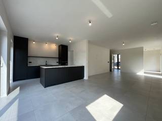 Architecturaal vormen deze 2 geschakelde woningen één geheel en toch zorgen subtiele verschillen ervoor dat ze elk hun eigenheid behouden. De...