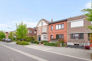 Welkom in deze charmante en uitnodigende woning, rustig gelegen in een doodlopende straat. Hier geniet je van een aangename woonomgeving met...