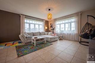 <strong>De ligging</strong><br />Deze <strong>instapklare en ruime woning</strong> is gelegen vlakbij het centrum van Kruishoutem nabij allerhande winkels, horeca, de op- en afrit van de autosnelweg, etc. U geniet hier van een uitstekende bereikbaarheid. De buslijn bevindt zich op wandelafstand. <br /><br /><strong>De woning</strong><br />De woning dateert van 2002 en bevat een bewoonbare oppervlakte van maar liefst 241 m². Er zijn ondermeer <strong>5 slaapkamers</strong> ter beschikking.<br /> <br /><strong>De indeling</strong><br />Gelijkvloers: inkom met apart toilet - slaapkamer 1 - living - keuken - garage met berging.<br />Verdieping: nachthal - slaapkamer 2 - slaapkamer 3 - slaapkamer 4 - slaapkamer 4 en badkamer.<br />Ruime zolder, tuin en terras.<br /> <br /><strong>Kenmerken</strong><br />- CV op mazout<br />- dubbel glas<br />- energiezuinig: EPC: 188 kWh/m² jaar - <strong>B-label</strong><br /> <br />Beschikbaarheid: 01/12/2026<br /> <br />Voor meer info of een bezoek reageer via het contactformulier of stuur naar info@hckinvest.be