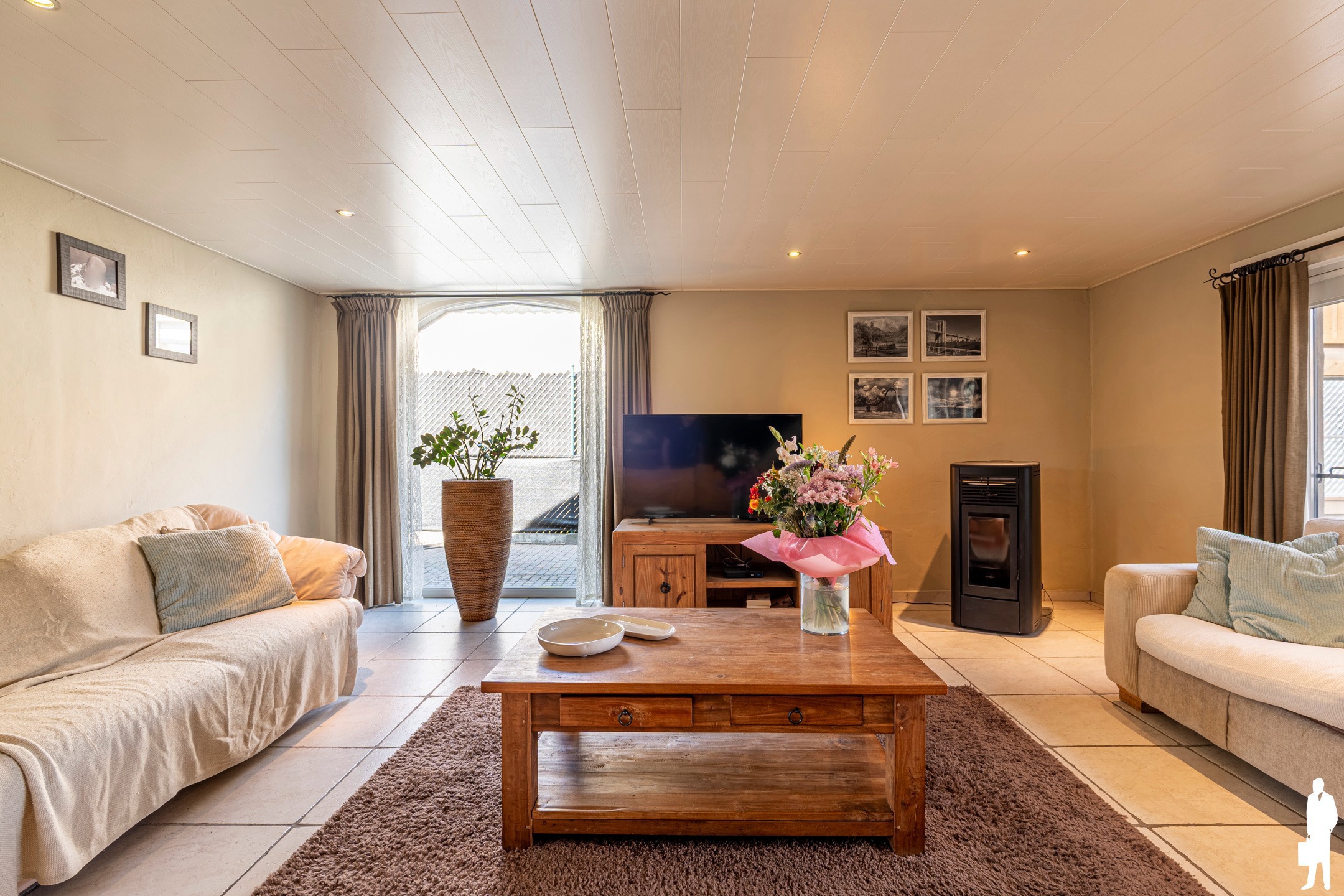 Vrijstaande villa met 4 slpk. gelegen op de dijk van kanaal  - foto 4