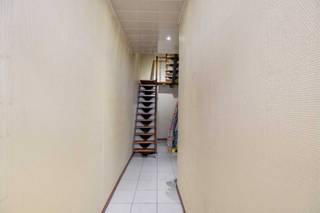 Ruime woning met grote garage tussen het historisch centrum en ’t Eilandje en juist nieuw dak.Kelder - Garage met sectionale automatische poort en...