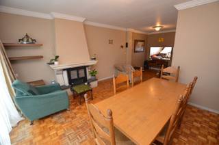 Oostende-Stene, instapklaar woonhuis gelegen in rustige buurt met garage en koer. <br /><br />Indeling:<br /><br />Inkomhall, ruime garage met wasplaats, koer, woonkamer met inbouwcassette, volledig ingerichte keuken met zonnige terras, berging, 2 afzonderlijke toiletten, 3 slaapkamers, badkamer met ligbad, wastafel en derde toilet. <br /><br />- Centrale verwarming op aardgas<br />- Dubbele beglazing PVC.