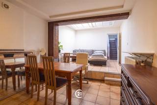 <p>Op zoek naar een ruime woning met heel wat potentieel, op wandelafstand van het centrum? Dan is deze woning in de Buizemontstraat 132 in Geraardsbergen absoluut het ontdekken waard!</p><p>Deze verrassend ruime woning beschikt over maar liefst vier slaapkamers, waardoor ze perfect geschikt is voor gezinnen, maar ook mogelijkheden biedt voor wie nood heeft aan extra ruimte voor een bureau, hobbykamer of gasten.</p><p>Binnen geniet u van aangename, lichtrijke ruimtes en een praktische indeling. De woning beschikt bovendien over een terras en een diepe tuin, waar u volop kunt genieten van rust.</p><p>Ook op technisch vlak zijn er belangrijke troeven: de woning beschikt over een EPC-label C en de elektrische installatie is conform. Met enkele kleine opfrissingswerken kan deze woning bovendien snel helemaal naar uw eigen smaak worden ingericht en is ze meteen klaar om er uw thuis van te maken.</p><p>De centrale ligging is een absolute meerwaarde. Het centrum van Geraardsbergen bevindt zich op wandelafstand, waardoor winkels, horeca, scholen, openbaar vervoer en andere voorzieningen vlot bereikbaar zijn.</p><p>Een ruime woning met vier slaapkamers, een diepe tuin en een uitstekende ligging, die met enkele opfrissingswerken uitgroeit tot een heerlijke gezinswoning.</p><p>Voor meer informatie of een bezoek, contacteer ons kantoor!</p>
