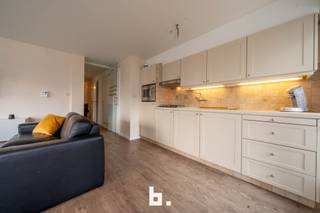 Dit mooie, zonnige hoek appartement ligt op slechts 100 meter van de zee en biedt een perfecte combinatie van comfort en locatie. Het...