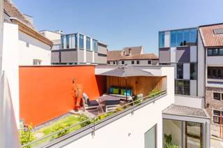 LiggingGelegen in de Gebroeders Vandeveldestraat en de Sint-Martensstraat aan de Oude Houtlei te Gent. Een makkelijke verbinding met het openbaar...
