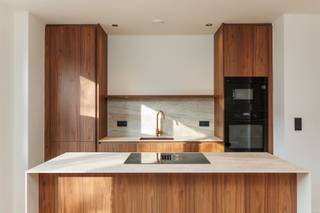 <p>Hedendaags wonen op toplocatie te Antwerpen? Ontdek dit moderne appartement met 2 slaapkamers, groot terras en een schitterende lichtinval.</p><p>Het appartement is residentieel gelegen in een recent gebouw op de grens van Pulhof en Oosterveld, vlakbij alle centrumfaciliteiten van Wilrijk. Een toplocatie met in de directe omgeving gezellige restaurants, handelaars en verschillende supermarkten. Vlak aan belangrijke invalswegen en de Ring. Openbaar vervoer en deelvervoer op wandelafstand.</p><p>•          Groot terras<br />•          Lage EPC score (Label B: 113 kWh/m²)<br />•          Autostaanplaats mogelijk aan € 125<br />•          Beschikbaar per 15/09/2025</p><p>Gelegen op de 3e verdieping van een kleinschalig gebouw en bereikbaar per lift of trap. De inkomhal met apart toilet leidt naar de lichte leefruimte met een ingerichte open keuken. Aansluitend is er toegang naar het groot terras waar het zalig vertoeven is. De 2 slaapkamers delen een badkamer. De badkamer omvat een douche, dubbele wastafel, handdoekdroger.</p><p>De nutsvoorzieningen op individuele meters op naam van huurder. <br />Maandelijkse kosten € 100/ maand (Onderhoud en elektriciteit gemene delen en lift, beheer en diversen).</p><p>Interesse? Gelieve uw gegevens in te vullen onderaan de advertentie op onze website www.sinjoor.be. De dossierverantwoordelijke zal nadien zo snel mogelijk contact met u opnemen.</p>