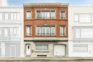 Ruimte om te wonen, te werken en plannen te laten groeien: dat vind je in deze karaktervolle woning in de Beheerstraat. Ze ligt centraal in Kortrijk, met open zicht op het plein aan het gerechtsgebouw, en biedt circa 340 m² bovengrondse bruto-oppervlakte verdeeld over drie bouwlagen.<br /><br />Op het gelijkvloers bevinden zich een zithoek, eetruimte, keuken, badkamer en slaapkamer met dressing. De leefruimtes sluiten aan op de stadstuin met terras. Ook de garage met elektrische poort is een praktische troef in deze centrale ligging.<br /><br />De eerste en tweede verdieping bieden telkens meerdere ruime kamers, een badkamer en een terras. Dankzij de centrale traphal kan je de indeling afstemmen op je gezin, thuiswerk of hobby’s. Volgens de huidige ruimte-indeling zijn tot negen slaapkamers mogelijk. Onder de woning ligt bovendien circa 110 m² bruto kelderruimte met bergingen, een wasplaats en de technische installaties.<br /><br />De eigenaar werkte de woning in 2025 verder af. Er zijn onder meer zonnepanelen, dakisolatie, vernieuwde waterleidingen en een centrale verwarmingsinstallatie aanwezig. De elektrische installatie werd conform gekeurd op 4 februari 2026. Voor beide delen waarvoor een EPC werd opgemaakt, geldt energielabel B. De drie beschikbare asbestattesten besluiten tot een asbestveilige toestand.<br /><br />Een uitzonderlijk ruime stadswoning met een eigen garage en buitenruimte, op wandelafstand van het Kortrijkse stadsleven.<br /><br />EPC: 190 kWh/m² / UC: 2981566<br />EPC: 152 kWh/m² / UC: 20230905-0002981645-RES-1<br /><br />Bestuursmaatregelen in het maatregelenregister: in aanvraag