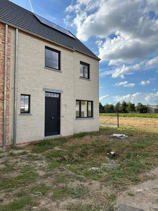 Op een steenworp van het centrum van Wingene ontwikkelt Hectaar vijf hedendaagse nieuwbouwwoningen. Deze zijn uitgerust met een lucht-water warmtepomp, wat resulteert in een aanzienlijk lagere energierekening en een duurzame woonomgeving. <br /><br />Deze woning wordt gebouwd op een perceel van 312m² en biedt een bewoonbare oppervlakte van 136,04 m². Dankzij de doordachte indeling, grote ruimtes en lichtrijke leefomgeving geniet u hier van maximaal wooncomfort. <br /><br /><strong>Extra troeven van de woning:</strong>
<ul>
	<li>Lichtrijke leefruimte met open keuken</li>
	<li>Vloerverwarming in combinatie met lucht-water warmtepomp</li>
	<li>3 ruime slaapkamers</li>
	<li>Mogelijkheid tot het plaatsen van een carport</li>
	<li>Zonnige tuinen</li>
	<li>Inclusief omheining. </li>
</ul>
Graag meer informatie?<br />Neem contact met ons op voor meer informatie of plan een afspraak.