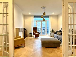 Unique furnished flat with 3 bedrooms!Via the lift/staircase you reach this unique furnished flat on the 4th floor.You enter the entrance hall...