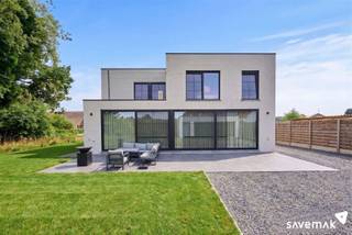 <p><span>Thuiskomen doe je hier met plezier. Elke dag weer.<br /><br />Dit moderne eco-huis uit 2023 staat op jou te wachten in Tessenderlo-Ham</span></p><p><span> </span></p><p><span>Op 5 minuten van de E314 en toch in een verkeersarme straat, dichtbij natuur én publieke voorzieningen.</span></p><p><span> </span></p><p><span>De leefruimte komt 'uit de boekjes'.<br /><br />Open, veel lichtinval en hoogwaardig afgewerkt. Vooral de open keuken die naadloos aansluit op de zitruimte springt in het oog.<br />Verder is er een gelijkvloerse kamer die nu dienst doet als kantoorruimte en een aparte zijingang aan de bergruimte naast de keuken.</span></p><p><span> </span></p><p><span>Op de eerste verdieping zijn er 3 ruime slaapkamers, een wasplaats en een luxueuze badkamer.</span></p><p><span>De master bedroom is direct verbonden met een uitgebreide dressing.</span></p><p><span>Alles is met zorg en oog voor detail afgewerkt en ingericht.<br /><br /></span></p><p><span>Maar ook technisch zit alles goed:</span></p><p><span> </span></p><p><span>De woning wordt comfortabel verwarmd met een warmtepomp. Op alle kamers is er vloerverwarming voorzien.</span></p><p><span>In de warmere periodes geniet je van een geïntegreerde passieve koeling.</span></p><p><span>De elektrische installatie is gekeurd tot 2048</span></p><p><span>Het EPC label zit op A (2 dus nét geen A+ ... veel beter kan het niet)</span></p><p><span>Voor de toiletten en de tuin wordt er regenwater gebruikt.</span></p><p><span>De huidige bewoners kozen aluminium ramen: duurzaam en onderhoudsvrij</span></p><p><span> </span></p><p><span>De tuin is ruim en discreet opgevat. De aanleg kan naar keuze en inzichten gebeuren.</span></p><p><span>Er werd geopteerd voor een dubbele garage, waar bij de aansluiting voor een laadpaal reeds voorzien is.</span></p><p><span> </span></p><p><span> </span></p><p><span>Disclaimer: de foto's van de tuin zijn bewerkt met AI (gras groener en terras aangelegd) voor de rest is er niets gewijzigd!</span></p><p><span>Bestuursmaatregelen in het maatregelenregister: nee</span><span> </span></p><p><span> </span></p>