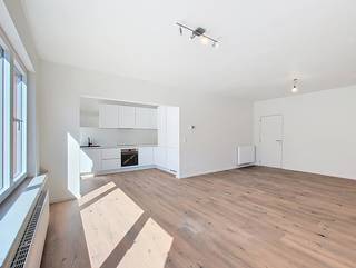 <span>Gerenoveerd appartement in Buizegem-wijk te Edegem in een kleinschalig gebouw. Gelegen in een rustige woonwijk nabij het gekende park 'Romeinse Put', doch nabij openbaar vervoer, winkels en in de onmiddellijke omgeving van belangrijke invalswegen. <br /><strong><br />INDELING</strong><br />We betreden het appartement via de ruime inkomhal met gastentoilet. Vervolgens komen we in de leefruimte, met grote raampartij welke zorgt voor heel wat natuurlijke lichtinval.<br />Vervolgens komen we in de open keuken, welke volledig uitgerust is met een inductievuur, dampkap, ingebouwde oven, ijskast, diepvries en spoelbak.<br /><br />Het appartement omvat 2 slaapkamers (14m² - 10m²) waarvan de kleine toegang geeft tot het oost georiënteerde terras.<br />Er is nog een extra kamer (8m²), welke voor verschillende doeleinden gebruikt kan worden.<br /><br />De nieuwe badkamer, op tegel, omvat een dubbele lavabo + meubel, inloopdouche en spiegelkast.<br /><br /><strong>BIJZONDERHEDEN<br /></strong>Volledig gerenoveerd.<br />Verwarming dmv condensatieketel op gas. <br />Aluminium schrijnwerk met dubbele beglazing.<br />Individuele garagebox, achteraan het gebouw, verplicht aan te kopen tegen €25.000<br />Individuele kelderberging<br /><br />Grondplan en attesten te vinden bij 'downloads'</span>