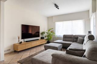 <p><strong>Centraal gelegen half open woning met 4 slaapkamers, hobbyruimte, garage en tuin in het centrum van Brasschaat.</strong> Openbaar vervoer, scholen en winkels op wandelafstand. Ook het park van Brasschaat is op enkele minuten bereikbaar.</p>
<p>Het perceel heeft een <strong>straatbreedte van 10m</strong> en oppervlakte van 440m². De woning heeft <strong>180m² woonruimte</strong> met volgende indeling:</p>
<p><u>GELIJKVLOERS</u>: inkomhal, <strong>lichtrijke leefruimte (40m²)</strong> aan de voorzijde, achteraan met uitzicht op de tuin een modern ingerichte keuken met wandkasten, werkblad in natuursteen, inbouwtoestellen en een eiland met zitgedeelte, grenzend aan de keuken een apart toilet.</p>
<p><u>VERDIEPING 1</u>: nachthal met ruimte voor aansluiting wasmachine en droogkast, slaapkamer 1 (17m²) met inbouw wandkast, slaapkamer 2 (14m²) en vernieuwde badkamer met inloopdouche, ligbad, modern meubel, sierradiator en toilet.</p>
<p><u>VERDIEPING 2</u>: nachthal, slaapkamer 3 (15m²) en slaapkamer 4 (15m²).</p>
<p><u>EXTRA:</u> droge kelder (9m²) en bergzolder</p>
<p>Via de handige achterdeur in de keuken toegang tot het terras en aangelegde tuin. In de omheinde tuin vinden we achteraan een tuinberging (20m²) in metselwerk die je verder kan inrichten als thuiskantoor, speelkamer, hobbyruimte, atelier, …. Links tegen de perceelgrens een garage met elektrisch bediende poort alsook een carport. De oprit biedt je plaats voor 4 à 5 wagens op eigen terrein.</p>
<ul>
<li>energievriendelijke woning met <strong>ENERGIESCORE B</strong></li>
<li>attest <strong>ASBESTVEILIG</strong></li>
<li><strong>CONFORME ELEKTRISCHE KEURING</strong></li>
<li><strong>PV zonnepanelen </strong>en laadpaal voor elektrische wagen</li>
<li>elektrisch bediende garagepoort</li>
<li>airco in de slaapkamers</li>
<li>inbouwspots in de keuken, sierradiator in de badkamer</li>
<li>rolluiken en vliegenramen aan alle ramen</li>
<li><strong>centrale ligging op wandelafstand van winkels</strong></li>
</ul>
<p>Ben je op zoek naar een centraal gelegen woning met licht en ruimte op wandelafstand van het centrum? Neem dan zeker contact voor een vrijblijvend bezoek 03/636.47.47 of lieven@coga.be</p>
<p>Stedenbouwkundige informatie in aanvraag.</p>