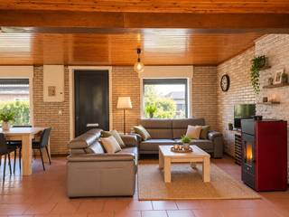 omvattende een living, semi-ingerichte open keuken, veranda, ingerichte badkamer, 2 toiletten, 3 slaapkamers en 1 voutekamer, kelder, garage, buitenberging en tuin met terras