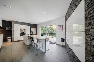 We Invest Huy vous présente cette maison coup de cœur d’une superficie habitable de 340m2 située dans le centre de Wanze. Idéale pour...