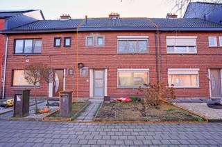 In een zeer rustige straat in het gezellige Mariekerke bevindt zich deze deels gerenoveerde woning met tal van troeven.<br />De woning beschikt over drie volwaardige slaapkamers en werd reeds volledig geschilderd, waardoor u zonder zorgen kan verhuizen. De nieuwe keuken en badkamer zorgen voor een hedendaags comfort. De keuken wordt bovendien nog verder afgewerkt met een stijlvol granieten werkblad, wat het geheel een extra luxueuze uitstraling zal geven.<br />Verder is er een praktische kelder aanwezig, ideaal voor extra opslag. Buiten geniet u van een klein, onderhoudsvriendelijk tuintje waar het aangenaam vertoeven is. Achteraan vindt u een ruime berging en een garage, wat zorgt voor voldoende opbergruimte en parkeergelegenheid.<br />Kortom, een instapklare woning op een rustige ligging, perfect voor wie comfortabel en zorgeloos wil wonen in een aangename omgeving.<br />Na opmaak van het EPC werd er nog een nieuwe verwarmingsketel en isolatie in het plat dak geplaatst. <br />Referentie: 5631