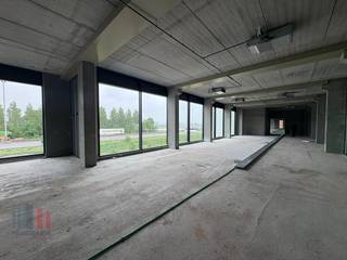 Casco kantoorruimte op toplocatie vlak naast en met <strong>visibiliteit </strong>van de <strong>E17</strong>. Uitstekend gelegen in de unieke industriezone '<strong>De Prijkels</strong>', geniet dit terrein van een vlotte bereikbaarheid dankzij de onmiddellijke aansluiting op de E17, op slechts 5 minuten rijden van op- en afrit 7 Deinze.<br /><br />De kantoorruimte met een oppervlakte van 478 m² is gelegen op de gelijkvloerse verdieping. Daarnaast geniet het kantoor van veel natuurlijke lichtinval dankzij de <strong>grote raampartijen</strong>. Dankzij de casco-oplevering heeft u de flexibiliteit om de ruimte volledig aan te passen aan uw specifieke wensen en behoeften. Ruime parkeermogelijkheden.<br /><br />Voor meer informatie, het lastenboek of een vrijblijvend plaatsbezoek, neem contact op met <strong>PANORAMA B2B GENT KANTOREN</strong> via <strong>0477 44 39 30</strong>.