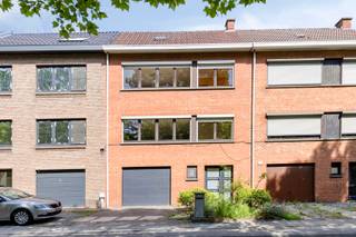 Bent u op zoek naar een instapklare woning op een rustige en gegeerde locatie in Kessel-Lo? Dan is deze verzorgde bel-etagewoning zeker een bezoek waard!<br /><br />De woning beschikt over drie volwaardige slaapkamers en biedt een praktische indeling met veel lichtinval. Er is een praktisch ingerichte keuken voorzien van een combi-oven en koelkast. Ook de badkamer werd vernieuwd en is uitgerust met een stijlvolle inloopdouche.<br /><br />Dankzij de dubbele beglazing, de recent vervangen gasketel en de aanwezigheid van een waterverzachter geniet u van extra wooncomfort en een energiezuinige woning met EPC-label B. Bovendien zijn er spanplafonds aanwezig, wat zorgt voor een verzorgde en eigentijdse afwerking.<br /><br />Op de bovenste verdieping is er een mogelijkheid om extra kamers te creëren. <br /><br />Op het gelijkvloers bevindt zich een inpandige garage met extra bergruimte. Daarnaast is er ook een parkeerplaats voor de deur, zodat u steeds vlot kunt parkeren.<br /><br />Achteraan vindt u een mooie, aangename tuin, de ideale plek om te ontspannen, te genieten van zonnige dagen of gezellig samen te zijn met familie en vrienden.<br /><br />Uitstekende ligging nabij het Provinciaal domein, op fietsafstand van het centrum en op wandelafstand van het station van Leuven en vlakbij de autosnelweg. <br /><br />Troeven van deze woning:<br /><br />*EPC-label B<br />* Bel-etagewoning op een aantrekkelijke ligging in Kessel-Lo<br />* 3 ruime slaapkamers<br />* Vernieuwde keuken<br />* Vernieuwde badkamer met douche<br />* Dubbele beglazing<br />* Recent vernieuwde gasketel<br />* Waterverzachter aanwezig<br />* Spanplafonds<br />* Inpandige garage<br />* Privéparkeerplaats voor de deur<br />* Mooie tuin<br /><br />Deze woning combineert ruimte, comfort en een uitstekende ligging nabij winkels, scholen, openbaar vervoer en belangrijke invalswegen. Een ideale gezinswoning die u zonder grote werken kunt betrekken.<br /><br />Interesse? Neem vandaag nog contact op voor een bezichtiging en ontdek zelf de troeven van deze prachtige woning!