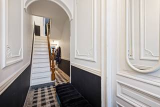 Charmant, gerenoveerd huis met 4 slaapkamers, 2 badkamers en gezellige tuin in Wijnegem!Deze prachtige woning bevindt zich op een centrale locatie in...