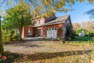 Op een fantastische locatie nabij het centrum van Westrode bevindt zich deze karaktervolle villa met 5 slaapkamers op een perceel van 3908...