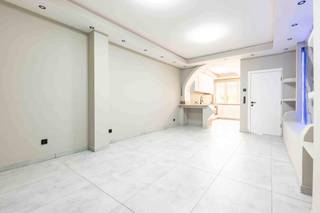 <p>Strategisch gelegen in de stationsbuurt vindt u deze goed onderhouden en energiezuinige woning. Met het openbaar vervoer, winkels en scholen op wandelafstand heeft u hier alle voorzieningen binnen handbereik.</p>
<p>De gelijkvloerse verdieping is uitgerust met vloerverwarming en beschikt over een volledig ingerichte keuken en een ingerichte badkamer met inloopdouche, dubbele wastafel en wc. Achteraan ligt een gezellige tuin. Op de verdiepingen beschikt de woning over 4 ruime slaapkamers en een extra terras op de eerste verdieping.</p>
<p>Dankzij de goede isolatie en een nieuwe condensatieketel beschikt de woning over een lage energiekost en een aangenaam binnenklimaat.</p>
<p>Een praktische, ruim ingerichte woning op een centrale locatie. Contacteer ons voor meer informatie of een bezoek.</p>