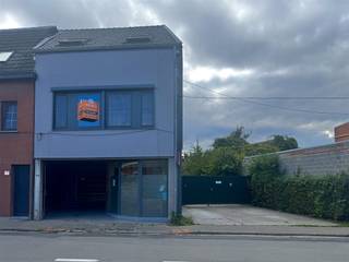 In het hart van het groene en rustige Blaasveld, op een steenworp van het nieuwbouwdomein Denaeyer, vinden we deze instapklare en...