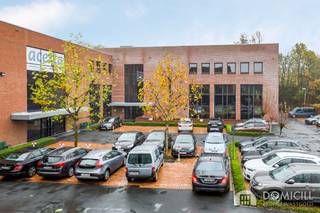 Roeselare, stadsrand: Vlot bereikbare zeer ruime open en lichtrijke kantoorruimte (307m2) met parking aan ring van Roeselare<br /><br />Indeling: 6,8m x 6,12m en 20,75m x 12m, hoogte 2,63m<br /><br />Vlot bereikbaar via E403 en Ring Roeselare<br />Gemeenschappelijk toilet<br />Kitchinette mogelijk<br /><br />Mogelijkheid om parkings bij te huren:<br />5 Buitenparkings: 396 €/maand<br />3 Binnenparkings: 238€/maand<br /><br />Syndic: 550€/maand; inbegrepen: verzekering, onderhoud en herstellingen in de gemene delen, reinigen en schoonmaak gemene delen alsook de privatieve verbruikskosten van gas en water<br /><br />Bel ons vrijblijvend op voor een bezoek en info. Wij begeleiden u graag met de glimlach op zoek naar uw droomwoning &amp; commercieel pand.<br />En garanderen met veel plezier een "klare kijk" op (h)eerlijk vastgoed. T. 051/ 62 40 40