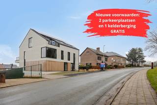 Boutique residentie Listoir, een uniek nieuwbouwproject met een kleinschalig karakter, geeft in het hart van het historische Tongeren en recht tegenover de Romeinse stadsomwalling vorm aan vier hoogkwalitatieve appartementen en één exclusief penthouse.<br /><br />Er is op dit moment nog maar één appartement beschikbaar: <br />Het prachtige penthouse op de tweede verdieping biedt een unieke combinatie van luxe, ruimte en comfort. Dit instapklare pareltje is helemaal klaar om in te trekken.<br />Jij hoeft enkel nog je droomkeuken te kiezen, zodat alles perfect aansluit bij jouw stijl en wensen.<br /><br /><br />Aangenaam buitengenot<br />Het penthouse biedt twee ruime terrassen met oppervlakten van 12m² en 17m². Ze vormen een drempelloos verlengde van de leefruimte, wat het ruimtegevoel maximaliseert. Bovendien bevindt er zich achteraan het gebouw nog een aangename, collectieve tuin voor de bewoners.<br /><br />Duurzaam sterk<br />Listoir is een uiterst duurzaam project. Dankzij onder meer de warmtepomp een zonnepanelen, vertaalt zich dit voor het penthouse een E-peil gelijk aan E20.<br /><br />Benieuwd naar meer? We nodigen je graag uit voor een bezoek aan de projectsite en een rondleiding in het penthouse.<br />Maak vandaag nog geheel vrijblijvend jouw afspraak!