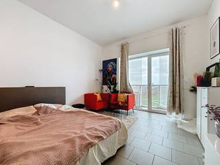 De studio te koop in de Parktoren aan de Ellermanstraat heeft een bewoonbare oppervlakte van ca 32 m². De bereikbaarheid wordt gegarandeerd door het openbaar vervoer en de belangrijke invalswegen die vlakbij zijn gelegen. Winkels en scholen bevinden zich op wandelafstand.Indeling:- ingerichte keuken- leefruimte met slaaphoek en bureau- badkamer met lavabo, toilet en douche- berging- terras van ca. 5 m²Troeven:- EPC label A- recent gebouw- ideaal als investering of voor starters!- liftDeze studio wordt te koop aangeboden voor een vraagprijs van 149.000 euro.Bent u geïnteresseerd in een appartement of woning te koop in Antwerpen? Aarzel dan niet om ons te contacteren. Had u graag uw eigen eigendom te koop aangeboden contacteer ons dan voor een vrijblijvende schatting, telefonisch op het nummer 03/206.76.76 of per mail naar antwerpen@dewaele.com.Ook voor alle andere vragen omtrent vastgoed kan u steeds bij ons terecht!