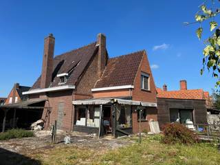 Eigendom (af te breken open bebouwing met grote garage) en met veel potentieel op een ruim ( 1062 m² ) en rustig perceel grond.Verkavelingsdossier...