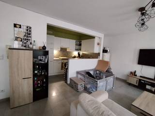 Het appartement bevindt zich op de 1ste verdieping van een kleinschalige residentie. Zowel lift als trap aanwezig.<br /><br />Indeling: ingerichte open keuken, ruime living, twee slaapkamers, badkamer met ligbad, berging en garage. <br /><br />Veel faciliteiten op wandelafstand (winkels, school, apotheker, slager, bakker ...)<br /><br />Appartement is vrij vanaf 1 september 2026. <br /><br />Wenst u de woning te bezichtigen? Wacht dan zeker en reserveer dan uw tijdslot op het binnenkort beschikbare bezoekmoment via onze website (immovercruysse.be > te huur > ga naar dit pand > klik op de knop "plan uw bezoek" > reserveer het gewenste tijdslot). <br />Let op, telefonisch en/of per mail worden GEEN bezoeken ingepland. Graag ook pas kandidaat stellen na het bezichtigen.