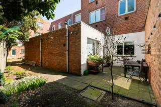 Zéér gunstig gelegen gelijkvloers appartement bestaande uit: een inkomhall, woonkamer, ingerichte keuken, ingerichte badkamer, hall met bergkast en 3 slaapkamers. Verder beschikt dit eigendom over een achtertuin met achterliggende garage, die uitgeeft op de Turnhoutsebaan. Het appartement is volledig onderkelderd op stahoogte (100m2!). <br /><br />Dit eigendom is zeer gunstig gelegen aan de Markt en bevindt zich op wandelafstand van alle winkels, scholen en het openbaar vervoer. De Ring van Antwerpen ligt op slechts 8 min. rijden, ideaal voor woon-werkverkeer. Er is verder nog parkeergelegenheid in de straat en op het plein. <br /><br />Op dit moment is het pand verhuurd aan €916,04,- Opzeg is mogelijk voor eigen gebruik. Dit appartement werd steeds goed onderhouden! Mits enkele moderniseringen (keuken & badkamer) wordt ze helemaal instapklaar!<br />
