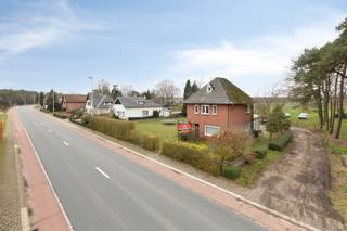 Deze ruime gezinswoning met 3 slaapkamers is uitstekend gelegen op een perceel van maar liefst 20a 81ca aan de Lindelsebaan in ’t Linne. Alles wat je nodig hebt, bevindt zich binnen handbereik: winkels, openbaar vervoer, eetgelegenheden en scholen. Dankzij de nabijgelegen Noord-Zuidverbinding zijn zowel de woning als de omliggende gemeenten zeer vlot bereikbaar.<br /><br />Indeling:<br />We betreden de woning via de ruime inkomhal, die meteen toegang biedt tot de uitgeruste keuken. Daarnaast bevindt zich de ruime, lichtrijke woonkamer met gezellige schouw. Achteraan beschikt de woning over een veranda, berging, technische ruimte, een apart toilet met urinoir en een badkamer met ligbad, dubbele lavabo en douche.<br /><br />Op de eerste verdieping vinden we drie ruime slaapkamers en een badkamer met toilet en wastafel.<br /><br />Buiten kan men volop genieten van het buitenleven. Het perceel heeft een totale oppervlakte van 20a 81ca en is bestemd als woongebied met landelijk karakter, met achteraan ook een gedeelte dat in agrarisch gebied ligt. Dit zorgt niet alleen voor een natuurlijke en rustige omgeving, maar biedt ook interessante mogelijkheden voor dierenliefhebbers, bijvoorbeeld voor het houden van paarden, of voor iedereen die wil genieten van een groene en vrije buitenruimte. Bovendien biedt het perceel achteraan een prachtig vrij uitzicht over de velden.<br /><br />Extra troeven:<br />- EPC-label C<br />- Ideaal voor dieren- en paardenliefhebbers<br />- Uitstekende bereikbaarheid<br /><br />Voor meer info of een bezoek contacteer ons via info@vastengoed.be of via 014/72 73 74.<br /><br />Wenst u een gratis schatting van uw eigendom? Contacteer ons via 014/72 73 74.