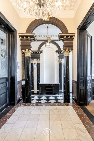 Located in the historic centre of Geraardsbergen, this impressive neoclassical mansion offers a usable floor area of 851 m² spread across five levels.<br /><br />The property underwent a thorough renovation in 2005, carefully preserving and restoring valuable neo-gothic features such as original stained glass windows and murals depicting scenes from the city’s rich history.<br /><br />Today, the building is arranged as an elegant hotel, featuring eleven well-appointed rooms, each with its own en-suite bathroom.<br /><br />The basement level accommodates a cosy breakfast area with terrace access, a fully equipped kitchen with adjoining pantry, a wine cellar, sanitary facilities, and additional storage space.<br /><br />On the ground floor, guests are welcomed by a stately entrance hall, reception area, atmospheric bar, and several lounges (with the potential to operate as a restaurant).<br /><br />The first floor houses three rooms, including a spacious suite, each complete with private sanitary facilities.<br /><br />On both the second and third floors, there are four comfortable rooms per floor, each also equipped with their own bathroom.<br /><br />At the rear of the property, you'll find an inviting terrace, a courtyard providing parking space for seven vehicles, and a convenient outbuilding.<br /><br />Thanks to its prime location in the city centre, this property effortlessly combines commercial potential with tourist appeal, making it a unique opportunity for those seeking a turnkey business or a distinguished building offering numerous possibilities for alternative uses.