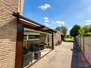 Op een centrale locatie in Geel vinden we deze ruime halfopen woning met 3 slaapkamers, praktische oprit, veranda/terrasruimte, bijgebouw en een diepe, zuidgerichte tuin op een perceel van 722 m².<br /><br />De woning beschikt over een inkomhal, lichtrijke leefruimte, keuken, veranda badkamer, 3 slaapkamers, 2 wc's, een ruime bergzolder, een garage en verschillende praktische bergruimtes. <br /><br />Het dak werd reeds vernieuwd werd en voorzien is van dakisolatie. Dankzij het EPC-label D is er bovendien geen renovatieverplichting van toepassing. Het EPC vermeldt een energiescore van 385 kWh/m² jaar .<br /><br />Troeven:<br />✅ 3 slaapkamers<br />✅ Halfopen bebouwing<br />✅ Perceel van 722 m²<br />✅ Zuidgerichte tuin<br />✅ Ruime oprit en parkeermogelijkheden<br />✅ Veranda/terrasruimte<br />✅ Bijgebouw/tuinhuis<br />✅ Nieuw dak met dakisolatie<br />✅ GEEN RENOVATIEVERPLICHTING<br /><br /><br />Technische info:<br />EPC: 385 kWh/m² jaar – label D.<br />P-score: C | G-score: A. Niet gelegen in risicozone voor overstromingen<br />Elektrische installatie: niet conform.<br />Asbestinventarisattest: 3 Asbestmaterialen, 2 Beperkingen, 0 Uitsluitingen.