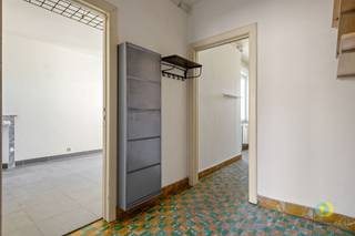 <p><span>In een rustige, residentiële straat in Vilvoorde bevindt zich dit knus appartement op de eerste verdieping van een kleinschalig gebouw. De ligging is bijzonder centraal, met winkels, scholen, openbaar vervoer en belangrijke invalswegen in de directe omgeving. Het appartement bestaat uit een inkomhal, een kleine leefruimte, één slaapkamer, een eenvoudige keuken maar functioneel ingericht die aansluit op een gezellig terras en de badkamer met douche en toilet. </span></p><p><span>Bovendien beschik je over een privatieve kelder, inbegrepen in de huurprijs. </span></p><p><span>Gemeenschappelijke lasten : 25€/maand (onderhoud en elektriciteit gemeenschappelijke delen)</span></p><p><span>Beschikbaar vanaf 01/09/2026.</span></p><p><span> </span></p>