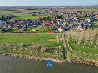 OP TE KNAPPEN GEZINSWONING AAN DE MAAS TE UIKHOVEN !We vinden deze halfopen woning met een bewoonbare oppervlakte van 205 m² terug op een perceel van...