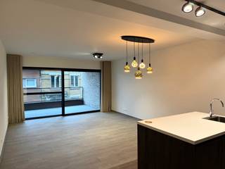 Ontdek dit prachtig nieuwbouwappartement van ca. 98 m², gelegen op de tweede verdieping van een modern en uitstekend onderhouden gebouw in de Belpairestraat 22 bus 201, 2600 Antwerpen. Dankzij de ruime indeling, twee volwaardige slaapkamers én badkamers en een gunstige EPC-score A, biedt dit appartement optimaal wooncomfort op een rustige maar vlot bereikbare locatie.<br /><br />GA NAAR WWW.DEBOERENPARTNERS.BE OM RECHTSTREEKS UW ONLINE AFSPRAAK IN TE PLANNEN<br /><br />Indeling:<br />Inkomhal<br />Ruime, lichtrijke leefruimte met grote raampartijen<br />Open, volledig uitgeruste keuken met moderne afwerking<br />Twee volwaardige slaapkamers<br />Twee stijlvolle badkamers met inloopdouche en lavabo<br />Praktische berging/technische ruimte<br />Aangenaam terras aansluitend aan de leefruimte<br /><br />Bijzonderheden:<br />Parking: 150 euro per maand<br />Vaste kosten: 125 euro per maand<br />Nutsvoorzieningen op individuele meters<br />Onmiddellijk beschikbaar<br /><br />GA NAAR WWW.DEBOERENPARTNERS.BE OM RECHTSTREEKS UW ONLINE AFSPRAAK IN TE PLANNEN