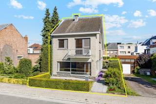 <p><span>“ABSOLUTE TOPPER” - Afspraak ENIGE BEZOEKDAG ENKEL TELEFONISCH via Jari Wante op 0470/21.14.82<br /><br />Ontdek deze solide woning uit 1964, gunstig gelegen in de directe nabijheid van alle nodige voorzieningen zoals scholen, winkels en het openbaar vervoer. Bovendien geniet u van een vlotte verbinding naar de belangrijkste invalswegen. Dit pand biedt gigantisch veel ruimte en potentieel!<br /><br />De indeling is als volgt: een uitnodigende inkomhal met gastentoilet die toegang biedt tot de leefruimte en de keuken. Op het gelijkvloers bevindt zich tevens de badkamer, die uitgerust is met een douche. Op de eerste verdieping vinden we vier slaapkamers en een tweede toilet. Via een vaste trap bereikt u de zolder van 34m² waar moeiteloos een vijfde slaapkamer gecreëerd kan worden. Tot slot beschikt het huis over een royale kelder van circa 80 m², waardoor u aan opbergruimte absoluut geen gebrek heeft.<br /><br />Een grote troef van deze woning is de tuin, ideaal om te ontspannen en te genieten van de rust. <br /><br />EPC: 812 kWh/ (m² jaar) – Label F (renovatie verplichting)<br />Cv op gas<br /><br />Deze woning is een ABSOLUTE TOPPER voor starters, gezinnen of investeerders.<br />VOOR DE SNELLE BESLISSERS!!<br /><br />Alle documenten zijn raadpleegbaar op de website www.immo-zone.be</span></p>