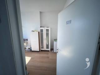 <p><span>*** Enkel voor studenten</span></p><p><span> </span></p><p><span>Deze kleine residentie met 1 studio en 6 kamers is ideaal gelegen aan de rand van de stad. Dichtbij alle faculteiten en openbaar vervoer. De kamers zijn gemeubeld en voorzien van eigen sanitair. Er is 1 gemeenschappelijke keuken die met 4 studenten gedeeld wordt. </span></p>