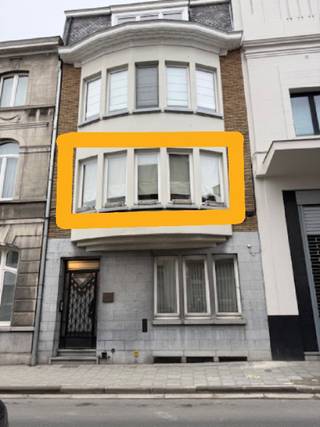 Dit prachtig, uniek appartement ligt in het centrum van Aalst. Achter de mooie gevel, tref je op het 1e verdiep dit pareltje. Het appartement beschikt over een inkom, ruim salon met open keuken. Deze is voorzien van alle apparaten zoals oven, vaatwas, kookplaat en bevat ook een Amerikaanse frigo. Via de gang kom je in de ruime slaapkamer. In de badkamer is er een ligbad, inloopdouche en 2 lavabo's. toilet is apart. De 2e slaapkamer kan perfect als dressing worden gebruikt. Aansluiting voor wasmachine en droogkast is tevens daar ook voorzien. Het appartement wordt niet bemeubeld verhuurd. Ideaal voor wie dicht bij alles wilt wonen! Huurprijs is 950€ Maandelijkse provisie 125€ (water en gas inbegrepen)