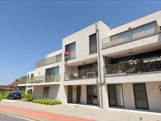 <p><span>RECENT DAKAPPARTEMENT MET 2 SLAAPKAMERS, AANGENAAM TERRAS, AUTOSTAANPLAATS EN BERGING.</span></p><p><span>Dit energiezuinig appartement (bj 2024) bevindt zich op de 2de verdieping van residentie Twin in Ruisbroek.</span></p><p><span>Het gebouw onderscheidt zich door haar moderne architectuur en doordachte indeling.</span></p><p><span>Hedendaagse technieken zoals warmtepomp (Daikin) in combinatie met vloerverwarming + koelingfunctie, ventiatie type D, zonnenpanelen, ... garanderen een hoog wooncomfort en laag energieverbruik.</span></p><p><span> </span></p><p><span>Indeling: Ruime, lichtrijke leefruimte met eetplaats en salon (42,5 m²) - prima uitgeruste, open keuken met o.a. inductiekookplaat, oven, vaatwasser, ... / badkamer met inloopdouche en dubbele wastafel / WC / 2 slaapkamers (4,33 x 3m; 3,3 x 3,16m) / bergruimte met technieken en plaats voor wasmachine, ... .</span></p><p><span>Aangenaam, groot terras (13,2 m²) met mooi verzicht op achtergelegen groen.</span></p><p><span>Parkeren kan op de brede autostaanplaats op het achter het gebouw gelegen parkeerterrein. </span></p><p><span>Handige bergruimte / gemeenschappelijke fietsenstalling.</span></p><p><span> </span></p><p><span> </span></p><p><span> </span></p><p><span> </span></p>